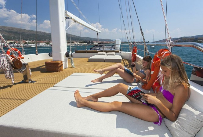 Sailing yacht NAVILUX -  Sundeck Sunpads